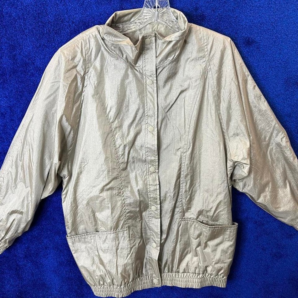 Gold lightweight jacket with‎ pockets #goldjacket #shiny #Windbraker